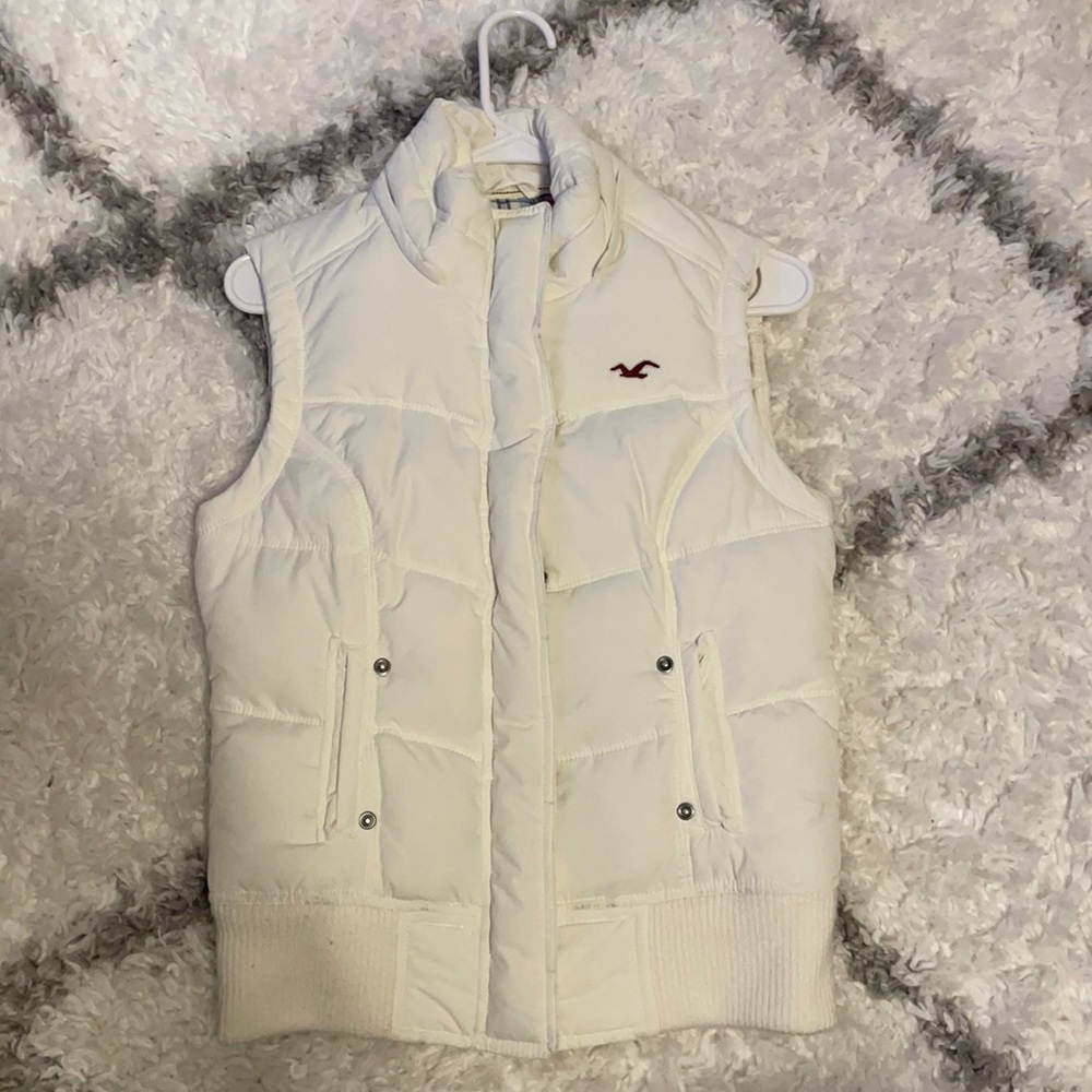 Hollister puffy white vest, size M.